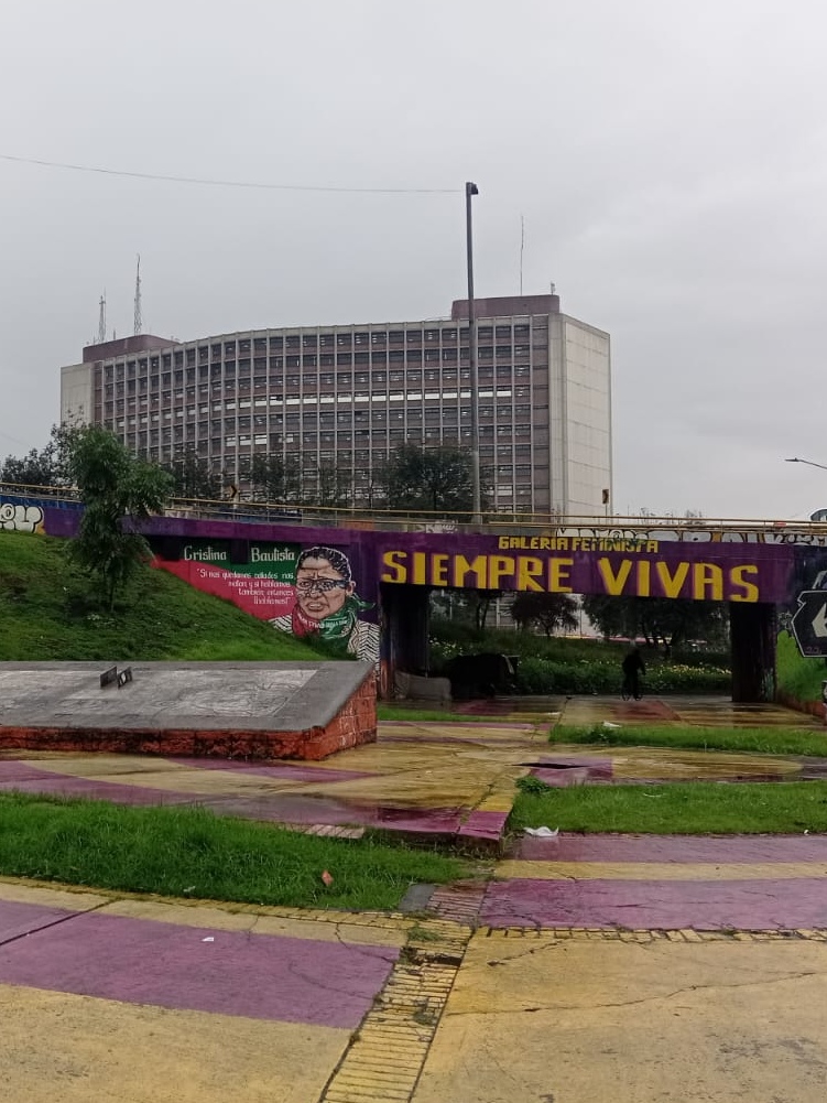 Veggmaleri av Cristina Bautista i Bogotá. Bare få dager før hun ble drept uttalte hun: "Om vi tier, så dreper de oss, og om vi snakker gjør de det også; så da snakker vi". 